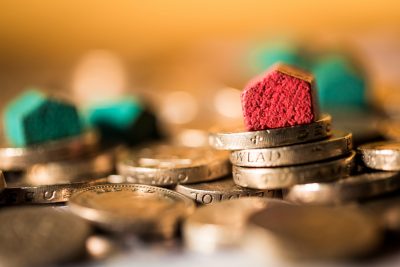 Bozuk para yiginlarinin ustunde evler