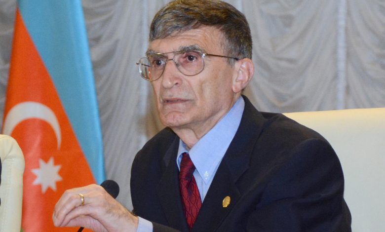 Aziz Sancar ve Azerbaycan Bayragi