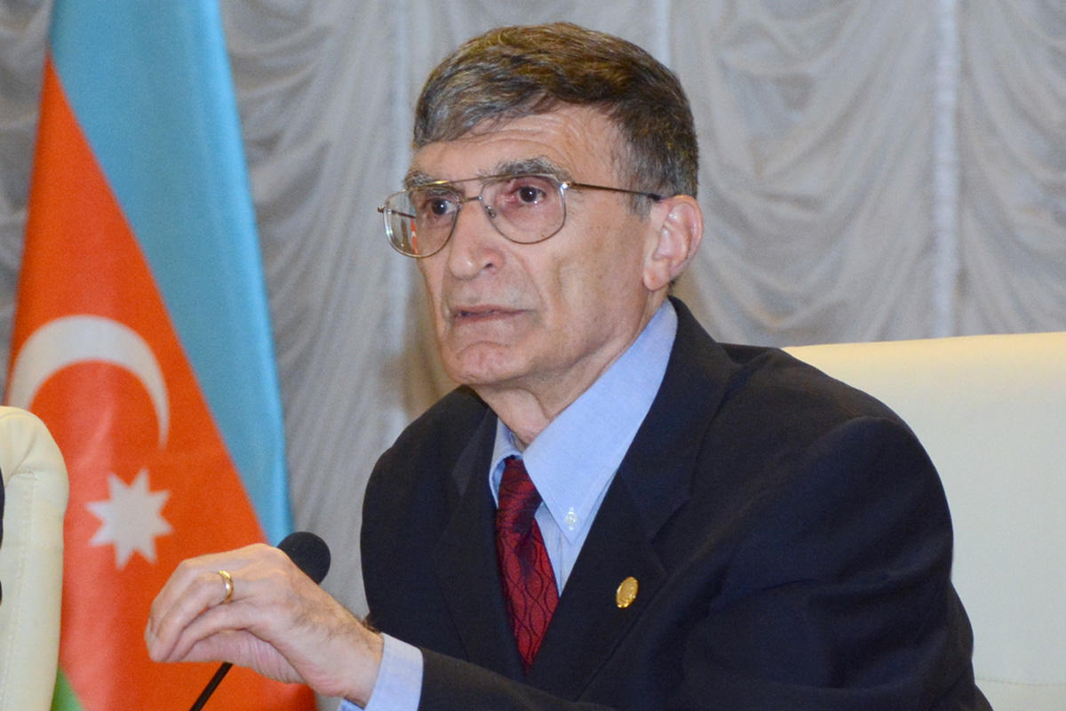 Aziz Sancar ve Azerbaycan Bayrağı Aziz Sancar ve Azerbaycan Bayrağı