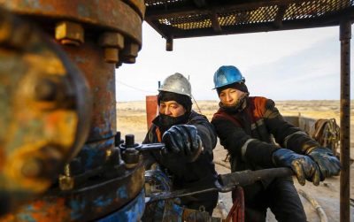 Petrol Sahasi Kuyu Kulesi Iscileri Kazakistan
