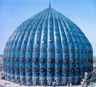 Ahmed Yesevi Kulliyesinin kuzey kismindaki turbenin cinilerle suslu cok dilimli kubbesi