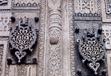 Ahmed Yesevi Külliyesi’nin tunç tokmaklı ahşap kapısından bir detay