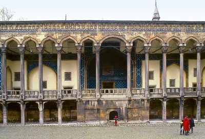 Cinili Kosk Giris Cephesindeki Revak