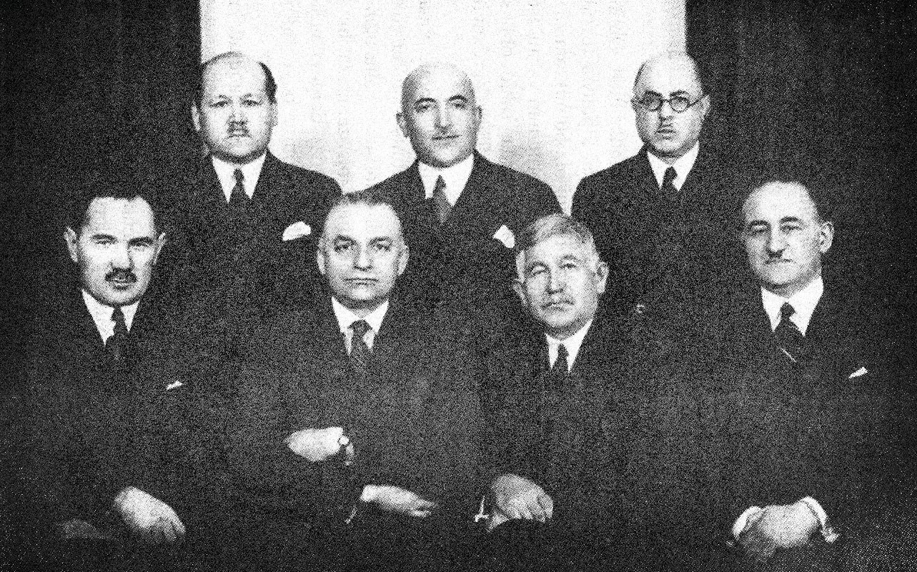 1920'ler - Kafkas ve Türk halklarının liderleri. Soldan sağa, (oturan) Memmed Girey Sunsh, Cafer Seydamet, Ayaz İshaki, Memmed Emin Resulzade - (ayakta) Mustafa Çokay, Mustafa Vekilov, Tausultan Shakman.