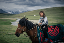 At Üstünde Küçük Kazak Türk Kızı, Moğolistan