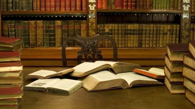 Kutuphane Antik Kitaplar ve Masa