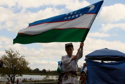 Ozbekistan Bayragi Dalgalandiran Cocuk Флаг Узбекистана