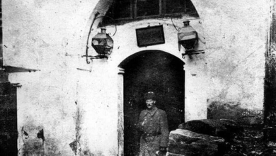 Ikinci Ordu Komutani Mustafa Kemal Diyarbakirda karargah binasi kapisinda. 22 Mart 1917