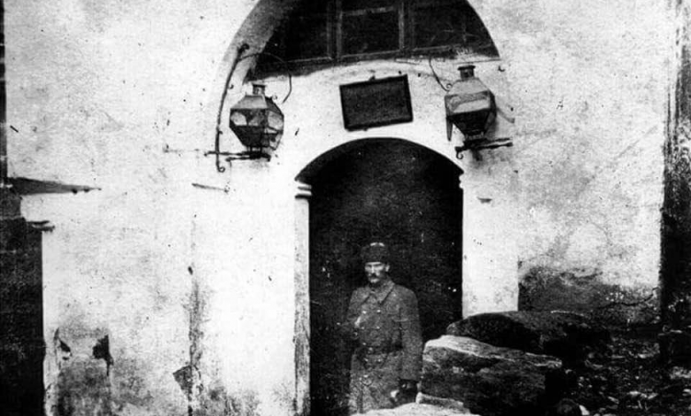 Ikinci Ordu Komutani Mustafa Kemal Diyarbakirda karargah binasi kapisinda. 22 Mart 1917