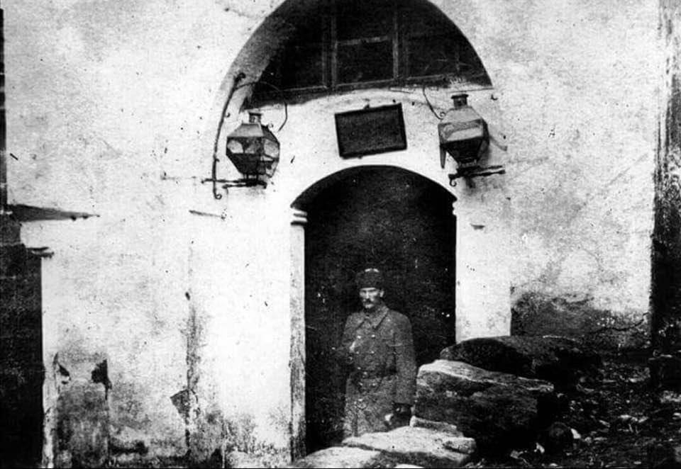 İkinci Ordu Komutanı Mustafa Kemal, Diyarbakır'da karargah binası kapısında. 22 Mart 1917