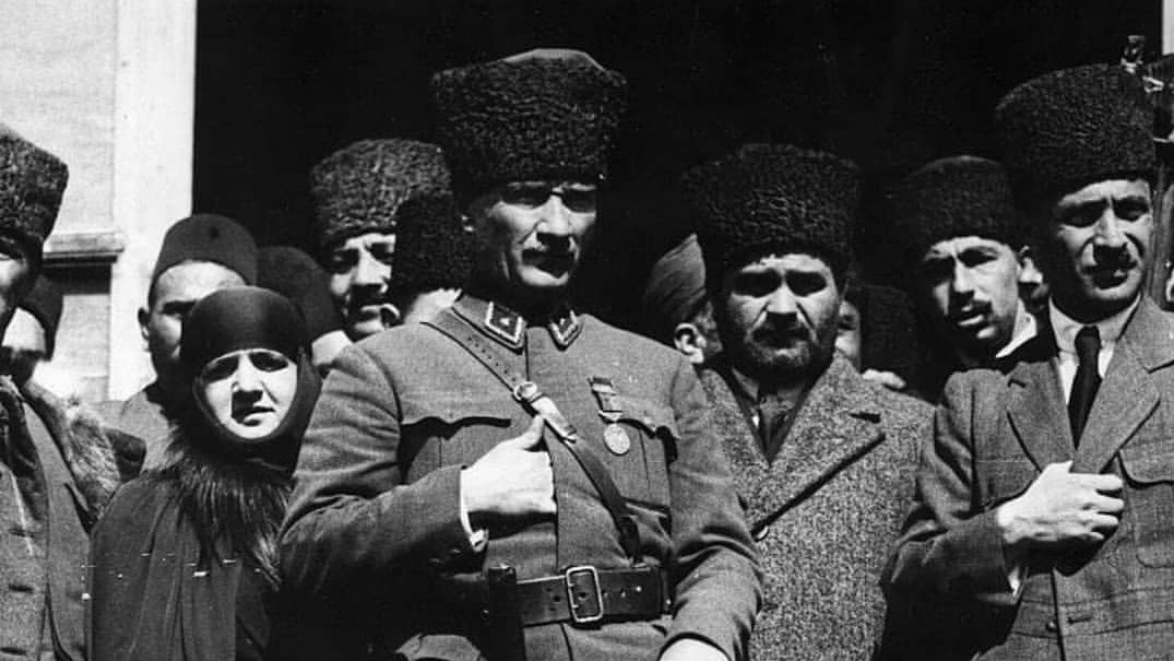 Mustafa Kemal Atatürk Kalpaklı Fotoğrafı ve Eşi